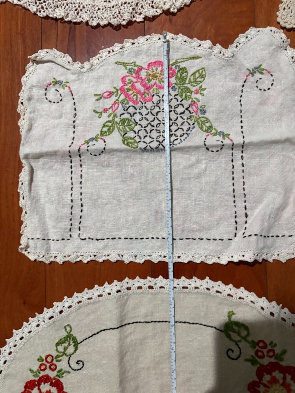 Bundle of 5 Vintage Embroidered and Crocheted Doilies and 1 Filet Crochet Doily - Picture 7 of 14